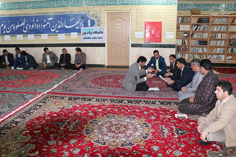 روز جمعه همزمان با سراسر استان میز خدمت در محل مسجد جامع شهرستان ملکشاهی  برگزار گردید